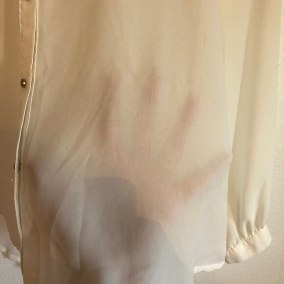 Daytrip white collar blouse w/ gold chain detail lightweight button. Size Med - Picture 5 of 5